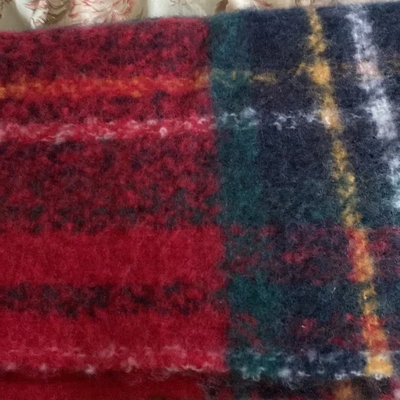 Hollister Plaid Blanket Scarf NWOT Red Multi Plaid with Long Fringe One Size - Picture 7 of 9